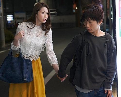 ＜人妻＞”こんなおばさんでいいの…？” 憧れの美人奥さんとデート後にラブホへ…夢のような童貞卒業セックスが気持ちよすぎて