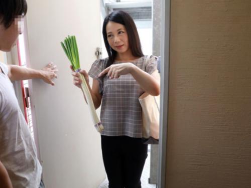 【人妻】風邪で休んだボクを心配して見まいに来たパート先のおばさん…身体を拭いてもらってそのまま禁断の不倫関係に…