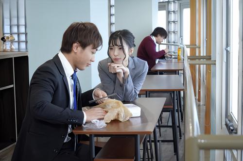 【童貞上司×ヤリマン部下】「センパイ、あんた童貞っしょ？」イキった先輩の童貞を奪うことにしたヤリマン部下OL！