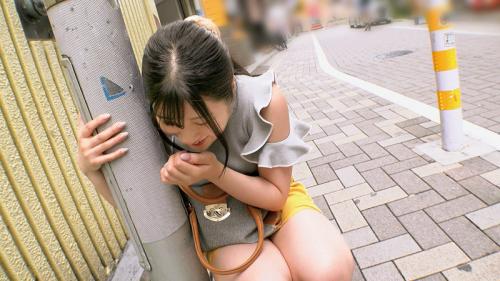 【素人】リモコンバイブで人混みの中ビクビク震えてイキまくってしまった色白の女の子