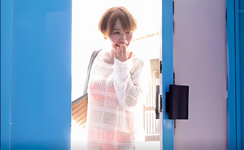 【MM号】「もう少し強くですか…？」海でナンパした心優しい素人の爆乳ビキニ水着ギャルが授乳手コキまでしてくれました！