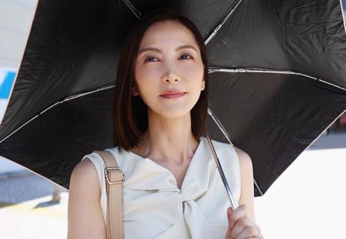 【本物人妻】「やっぱり生が一番…」子育てがひと段落した43歳の美魔女妻！
