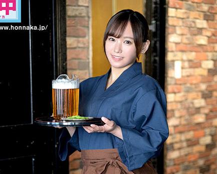 【AVデビュー】「はい！生チンポも喜んで！」居酒屋チェーン店で週4回働くロリ系小柄な美少女！