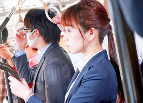【痴漢×OL】満員バスでスーツが似合う美脚スレンダーOLを狙い撃ち！