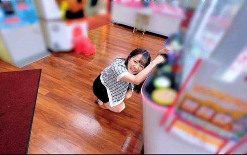 【素人】「やだ・・恥ずかしい・・」野外バイブでエロいシミをパンツに刻んだロリ顔の美少女