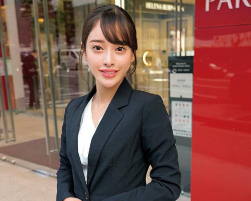 【素人ナンパ】「ありがとうございます！」美容部員のお姉さんが仕事の合間にパイパンまんこで筆おろし！