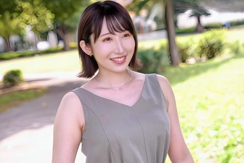 【人妻熟女】無邪気な微笑みが堪らない男を無意識に惚れさせちゃう34歳の美魔女！