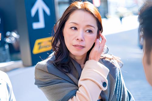 【人妻ナンパ】言葉巧みな口説き文句に誘導され若い肉棒を相手に感じるエロい熟女妻（54）