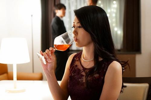 【人妻不倫】主人が送迎手として雇った運転手と不倫関係を続ける社長夫人！