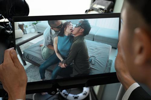 【人妻NTR】「愛する妻が乱れる姿が見たい…」知らない男たちに串刺しにされた美人妻！