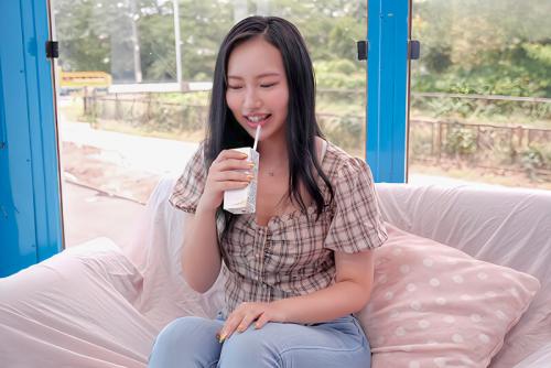 【マジックミラー号】エロいプリケツの素人女子がミルクを口に含んでイキ我慢！