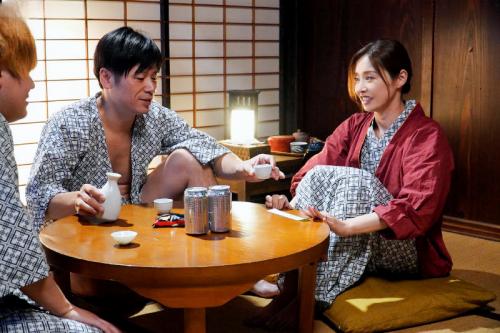 【人妻NTR】「ダンナさん寝ちゃったの？じゃあ呑みましょうか！」新婚旅行で妻がチャラ男たちにナンパされていた！
