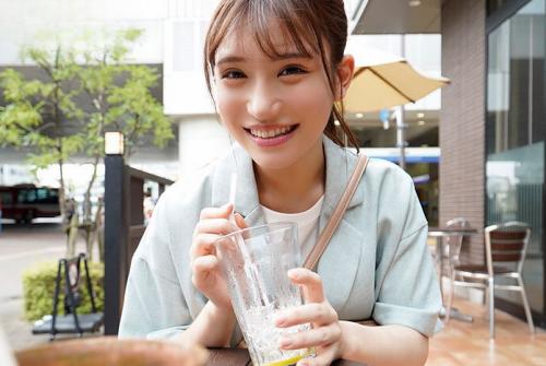 【隠れ巨乳】白くて大きいおっぱい！エロすぎる物凄いスリム美巨乳の美少女！
