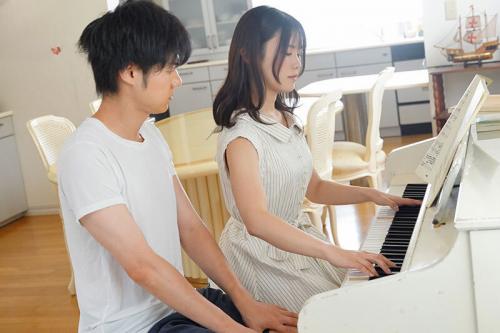 【ピアノの先生】「最後のレッスンだからいっぱい出して…？」いやらしい指で勃起させる良家のお嬢様のピアノ教師！