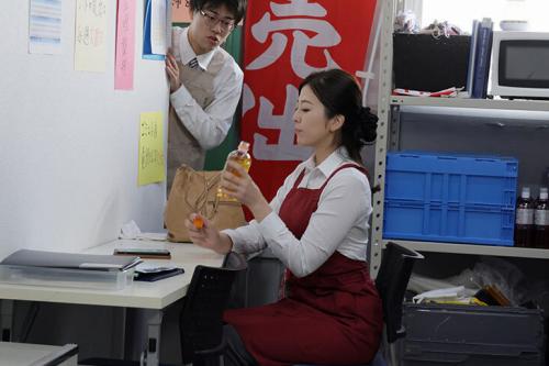 【人妻熟女】すれ違いの夫婦生活からさみしくなった普段はスーパーで働く高級ソープ店で働く巨乳妻！