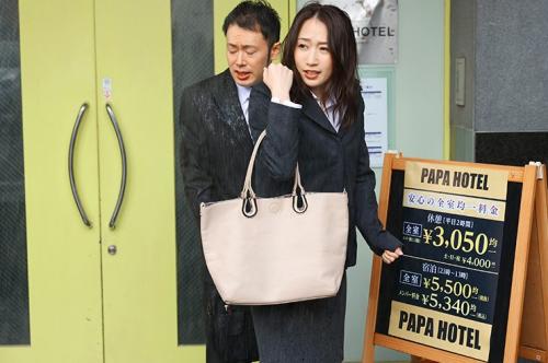 【人妻OL】「ちょっと…降り出してきちゃった…！」仕事のできない部下と間違えて雨宿り先はラブホテルに！
