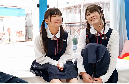 【マジックミラー号】修学旅行に来ていた田舎の女子高生のパイパンまんこに手マン
