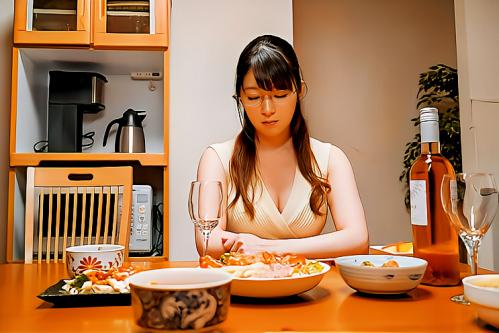 【人妻NTR】「また中に出されちゃうのかしら…」夫は多忙で夜の生活もない巨乳妻の不倫セックス！