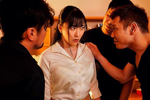 【生贄レイプ】親の作った借金の為に男達に弄ばれる女性との身代わりになった女教師！