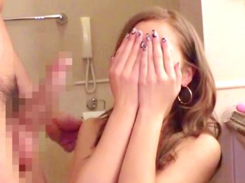 【素人ナンパ♡3P乱交】水着巨乳ギャルが生着替え&トイレフェラｗ金髪淫乱がバック着衣セックスで連続痙攣♡4P素人エロ動画