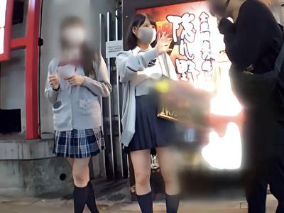 【素人ナンパ】『ここ気持ちいい？♡』ガールズバーのロリ娘をホテルへ連れ込み着衣セックス！JKコスで玉舐めフェラする天使！