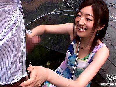 【羽田あい】「もう硬くなってるね♥」雨に濡れた野外で卑猥な音を奏でながら濃密なフェラチオを楽しむ淫乱娘！ｗｗｗ