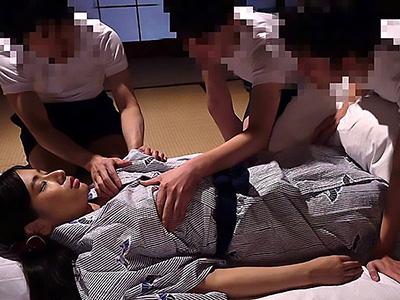 【春菜はな】修学旅行先で大胆なイタズラを企む生徒たちが魅惑の女教師をターゲットに！美麗な彼女に起きた予期せぬ出来事とは？