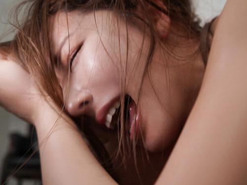 国民的AVアイドル・三上悠亜が過去最高のイキ顔？追撃ピストンでイっても突き貫かれる！ハメ潮まみれでトロットロのイキ顔を見せる限界トランス絶頂SEX！