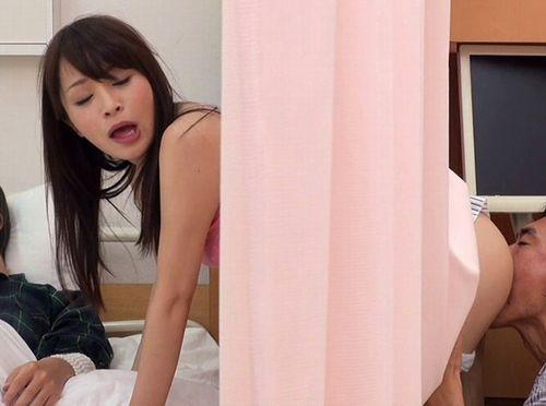 【美人妻×病室】パンチラや巨乳の谷間を覗き見てビンビンなったチンポを見た欲求不満の悶々妻は発情！カーテン越しハメながら声を押し殺しマン汁お漏らし♪