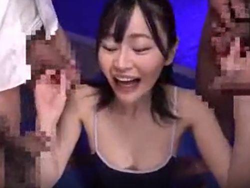 美少女・響乃うたがスクール水着姿で4人同時抜き大量ぶっかけ！ぶっかけのフェラが可愛いすぎ！しっかり上目遣いで咥えてお顔の可愛さがUP！