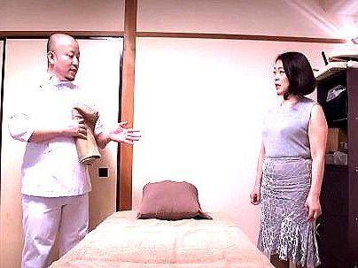 ＜人妻熟女！＞「では、始めますネ！ヒヒヒ・・」エロい体のボイン奥さん！エロマッサでNTR種付け膣内発射中出しになっとる！