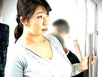 ＜痴漢！＞巨乳妻揉みまくり痴●！爆乳おっぱいおくさんヒトヅマが痴漢行為でもだえ感じるゾ！