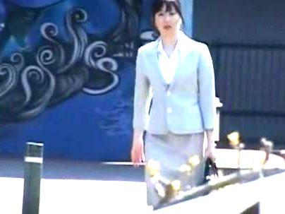≪OL≫【我慢できないの…】清楚系スレンダー美人オネエサン！お外で我慢限界で一おしっこ出しちゃう！！