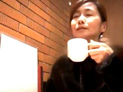 ≪人妻ナンパ≫【色気半端ない！】年の割には若い美女人妻！口説かれてエロ行為持ち込まれちゃう！