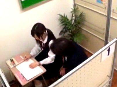 ＜閲覧注意※！＞「ヤバイやつｗ！」真面目そうな制服女子が塾長に処女が奪われちゃう！マニア必見！！