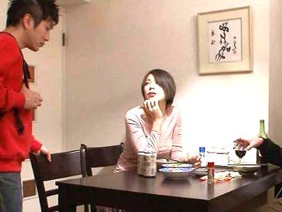 ＜近親相姦！＞欲求不満の性欲高め美人人妻！近親相姦セクロスに発展シチャウゾ！