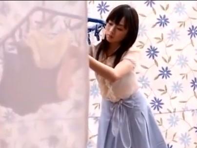 優しそうな専業主婦が引っ越してきた男に言いなりになってオマンコ手マンでイかされる！