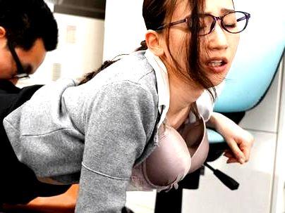 ＜OL！＞「そこダメ…」上品な感じ色っぽい人妻OL！会社で旦那に内緒で浮氣ネトラレ行為に発展シチャウゾ！