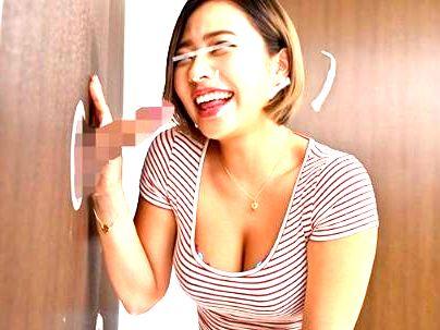 ≪女子大生≫【これ好き♡】性欲高めのイケイケＧＡＬ！壁に生えたオチンポ舐めちゃうぞ！