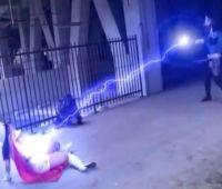 可愛い少女仮面の正義のヒロインが敵に電流を浴びせられてピンチに陥ってしまう