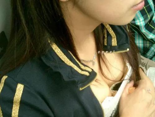 【盗撮】ブラだけならまだしも乳首まで露出してしまった街中の素人ギャル達の胸チラまとめると良きｗｗｗ
