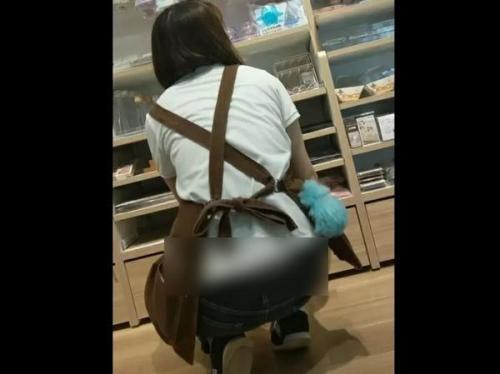 【盗撮】100円ショップ大手セリア店内で女性従業員が腰パンチラしまくってて純白パンティ露出ｗｗｗ