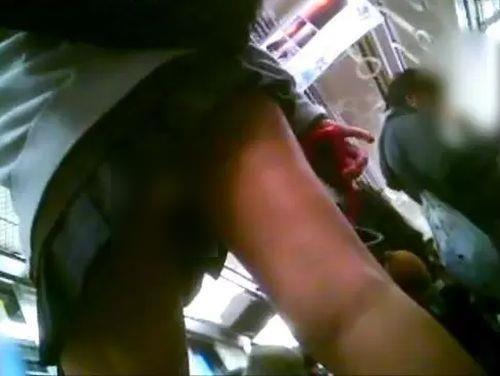 【盗撮】即削除！付け根から細い小枝のような美脚の現役JKの純白パンティを電車で隠し撮りしてきた！