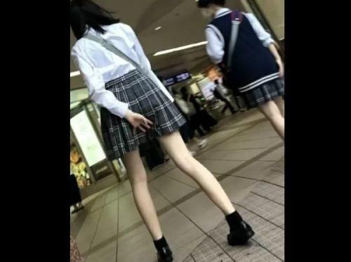 【盗撮】折れそうなほど細いスレンダー美脚が危険な雰囲気！某駅前で本物JK美少女のパンティ撮影！
