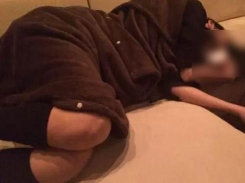 【個人撮影】前から目を付けていた美少女ギャルが泥酔して意識を失ったのでパンティ脱がせるとパイパンご対面！
