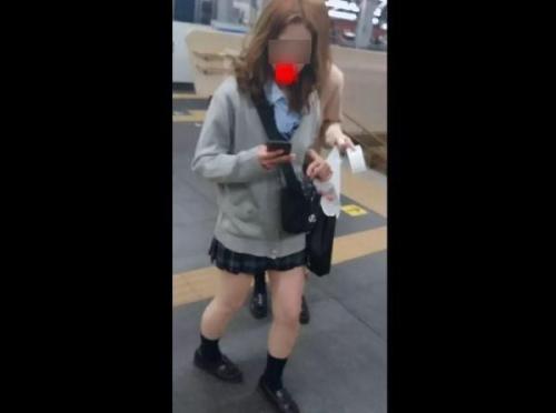 【盗撮】新宿周辺でパパ活してそうなメスガキ女子校生のスカート内から撮影したパンチラがエロい！
