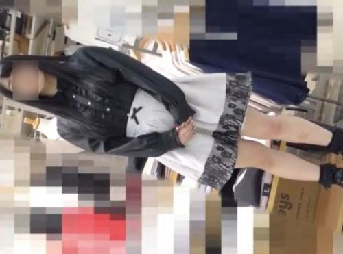 【盗撮】ゴスロリ風ファッションの美少女ショップ店員（橋本環奈似）の逆さ撮りパンチラｗｗｗｗｗｗ