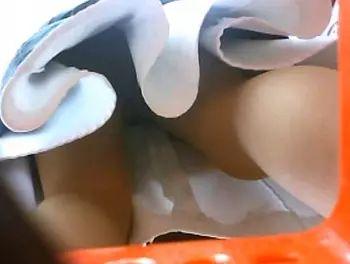 【リアル盗撮】病院内のコンビニで買い物してる美人ナースのパンチラを買い物カゴにカメラを仕込んで逆さ撮り！