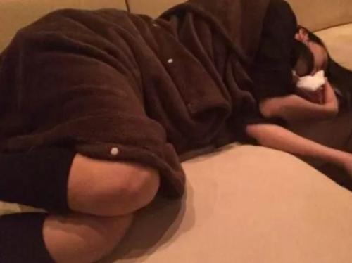 【個人撮影】前から狙っていた美少女が泥酔して意識を失ったのでパンティを剥ぎ取るとパイパンご登場ｗｗｗ