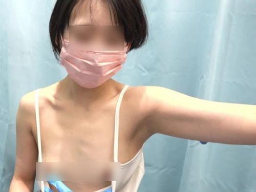 【盗撮】ワクチン接種会場で隠し撮りされた激カワ若妻の貧乳オッパイ丸出しセクハラ映像！